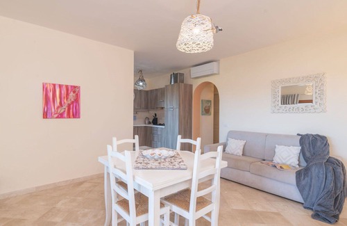Porto Pozzo Apartamento | Bonito apartamento con WIFI, piscina, A/C, terraza, mascotas permitida y aparcamiento
