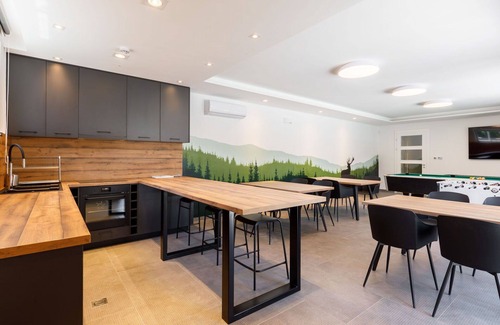 Balatonszarszo Casa | Hermoso apartamento en villa para 19 personas con A/C, jacuzzi, WIFI, TV y patio