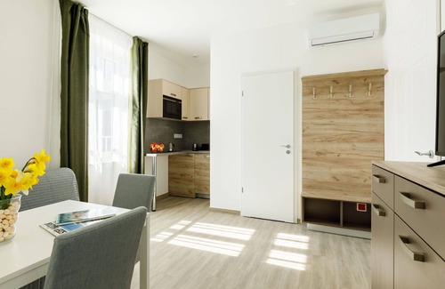 Balatonszarszo Casa | Hermoso apartamento en villa para 19 personas con A/C, jacuzzi, WIFI, TV y patio