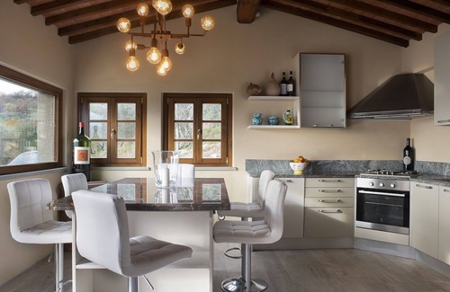 Pontassieve Casa | Acogedor apartamento en villa con A/C, piscina, WIFI, TV, patio, vista panorámica y aparcamiento