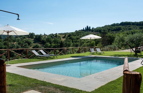 Pontassieve Casa | Acogedor apartamento en villa con A/C, piscina, WIFI, TV, patio, vista panorámica y aparcamiento