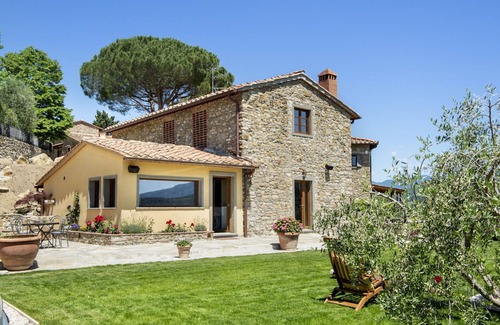 Pontassieve Casa | Acogedor apartamento en villa con A/C, piscina, WIFI, TV, patio, vista panorámica y aparcamiento