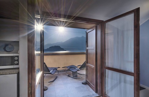 Fiumelatte Apartamento | "Acogedor apartamento en Varenna" con vistas al lago, balcón y Wi-Fi