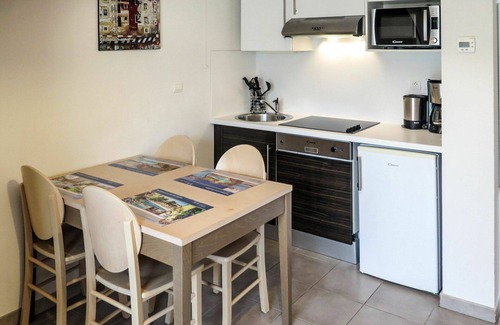 Montignac Casa | Precioso apartamento en villa con WIFI, piscina, TV, terraza, mascotas permitida y aparcamiento