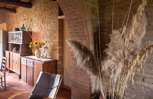 Sasso dʼOmbrone Villa | Bonito apartamento en villa con A/C, WIFI, piscina, TV, patio, vista panorámica, aparcamiento