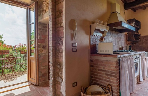 Sasso dʼOmbrone Villa | Bonito apartamento en villa con A/C, WIFI, piscina, TV, patio, vista panorámica, aparcamiento