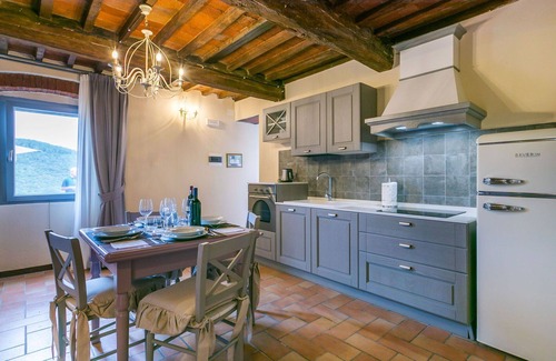 Castagneto Carducci Villa | Bonito apartamento en villa para 4 personas con WIFI, piscina, A/C, TV, patio y mascotas permitida