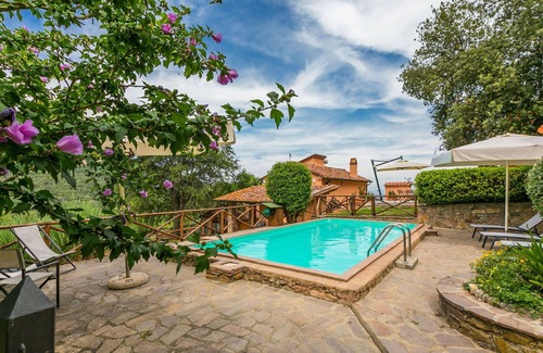 Castagneto Carducci Villa | Bonito apartamento en villa para 4 personas con WIFI, piscina, A/C, TV, patio y mascotas permitida