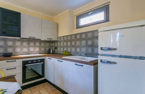 Castagneto Carducci Villa | Bonito apartamento en villa para 5 personas con piscina, A/C, WIFI, patio y mascotas permitida