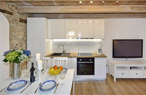 Kastelir Casa | Precioso apartamento en villa para 4 personas con WIFI, piscina, A/C, TV, terraza y aparcamiento