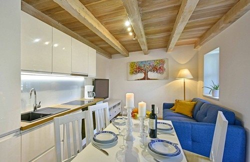 Kastelir Casa | Precioso apartamento en villa para 4 personas con WIFI, piscina, A/C, TV, terraza y aparcamiento