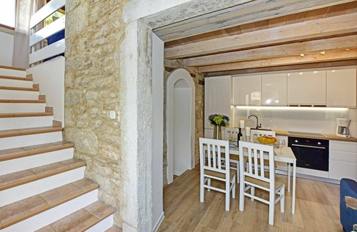 Kastelir Casa | Precioso apartamento en villa para 4 personas con WIFI, piscina, A/C, TV, terraza y aparcamiento