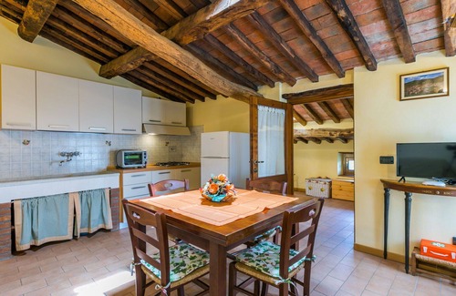 Pescia Casa | Bonito apartamento en villa para 6 personas con WIFI, piscina, TV, terraza y aparcamiento