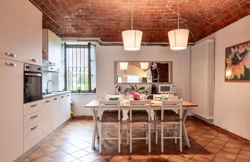 Castell'Alfero Apartamento | Hermoso apartamento para 4 personas con WIFI, piscina, TV, patio y mascotas permitida