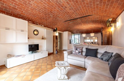 Castell'Alfero Apartamento | Hermoso apartamento para 4 personas con WIFI, piscina, TV, patio y mascotas permitida
