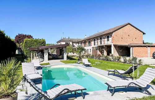 Castell'Alfero Apartamento | Hermoso apartamento para 4 personas con WIFI, piscina, TV, patio y mascotas permitida