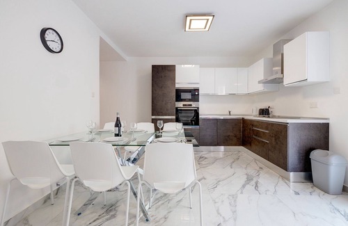 Swieqi Apartamento | Cosy Apartment Steps to St George's Bay