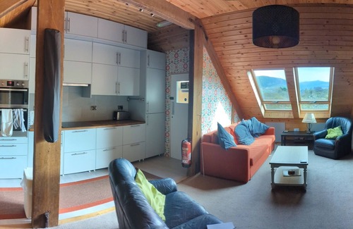 Llanllyfni Apartamento | Cosy apartment with stunning mountain views.