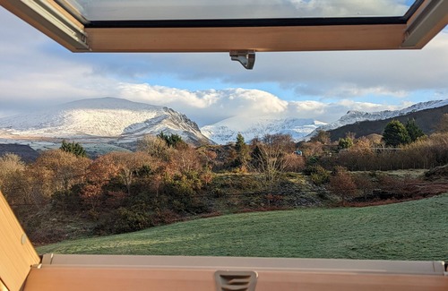 Llanllyfni Apartamento | Cosy apartment with stunning mountain views.