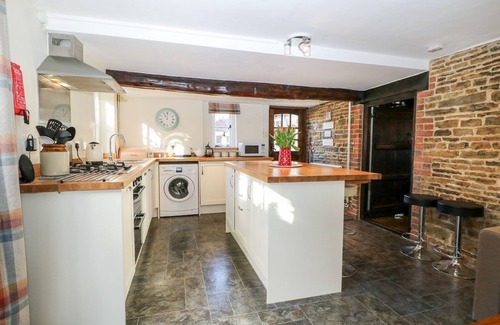 Warnham Cabaña | Cosy Apple Tree Cottage in Rural Village Location within walking distance of pub