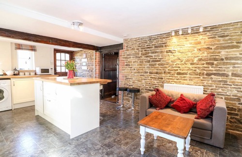 Warnham Cabaña | Cosy Apple Tree Cottage in Rural Village Location within walking distance of pub