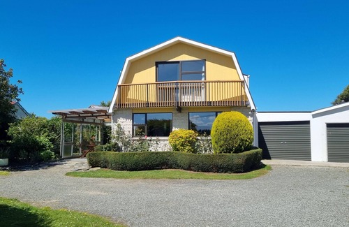 Kakanui Casa | Cosy bach with Kakanui mountain and sea views.