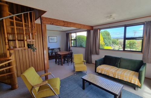 Kakanui Casa | Cosy bach with Kakanui mountain and sea views.