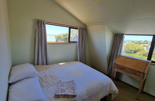 Kakanui Casa | Cosy bach with Kakanui mountain and sea views.