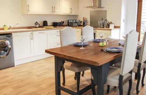 Montgomery Casa | Cosy Barn Conversion in Rural Mid-Wales. Pet-friendly, with hot-tub!