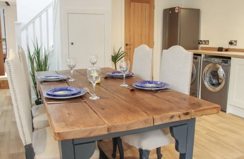 Montgomery Casa | Cosy Barn Conversion in Rural Mid-Wales. Pet-friendly, with hot-tub!