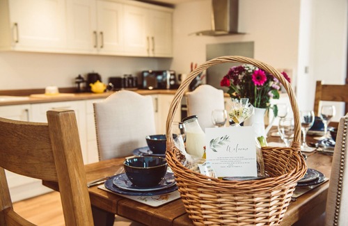 Montgomery Casa | Cosy Barn Conversion in Rural Mid-Wales. Pet-friendly, with hot-tub!