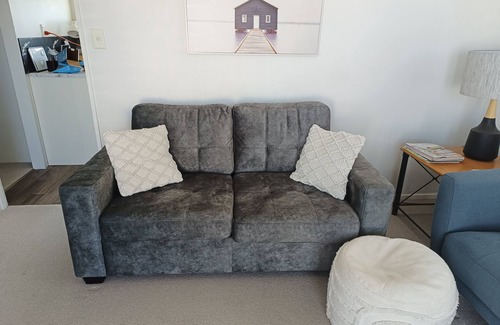 Mount Maunganui Cabaña | Cosy Beach Bach, near stunning Omanu beach, shops & cinemas.