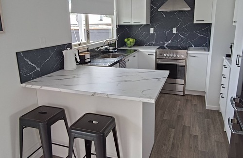 Mount Maunganui Cabaña | Cosy Beach Bach, near stunning Omanu beach, shops & cinemas.