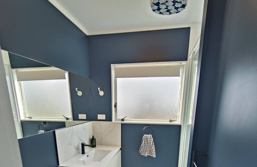 Mount Maunganui Cabaña | Cosy Beach Bach, near stunning Omanu beach, shops & cinemas.