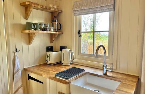 Cambridge Cabina | Cosy, boutique Shepherd's Hut near Cambridge; free bicycles