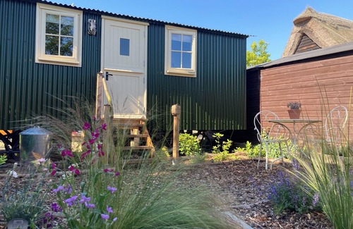 Cambridge Cabina | Cosy, boutique Shepherd's Hut near Cambridge; free bicycles