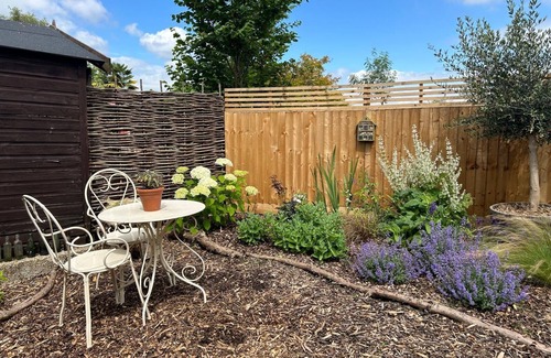 Cambridge Cabina | Cosy, boutique Shepherd's Hut near Cambridge; free bicycles