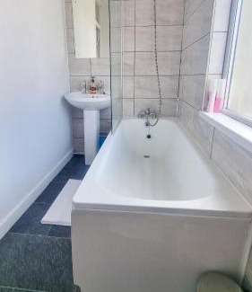 Grangetown Apartamento | Cosy bright 4 bed house 11mins from Cardiff centre