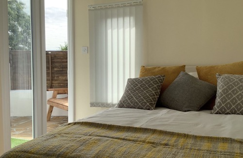 Kingsbridge Cabina | Cosy Cabin with Countryside Views
