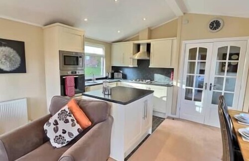 Tewitfield Cabina | Cosy Cabin near Lake