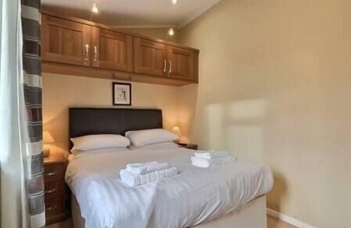 Tewitfield Cabina | Cosy Cabin near Lake