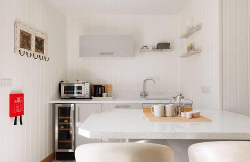 Birdham Casa | Cosy Cabin Retreat Close to Beaches