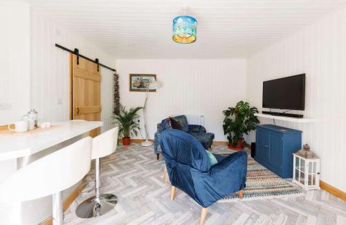 Birdham Casa | Cosy Cabin Retreat Close to Beaches