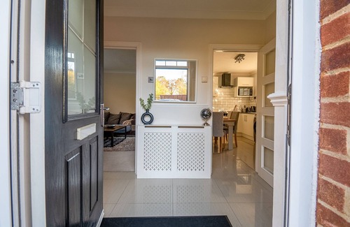 Woking Casa | Cosy Canalside Home