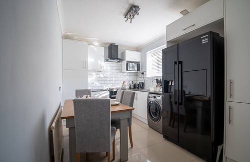 Woking Casa | Cosy Canalside Home
