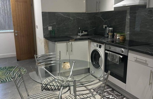 Welford Casa | Cosy Central Home - Sleeps 5, Free Parking & Patio