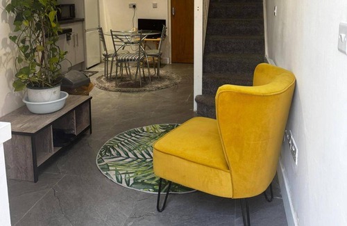 Welford Casa | Cosy Central Home - Sleeps 5, Free Parking & Patio