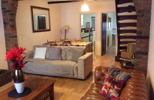 Windsor City Centre Casa | Cosy Central Windsor House Sleeps 4