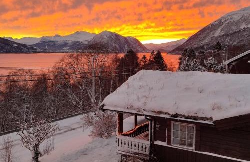 Volda Chalet De Esquí | Cosy chalet, 100m2 with fjordview!
