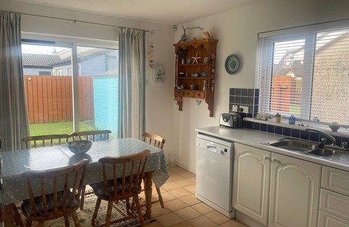 Bushmills Casa | Cosy coastal bungalow in Portballintrae. Five minute drive to portrush.